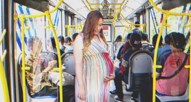 Niemand macht der schwangeren Frau im Bus Platz, an der nächsten Haltestelle werden alle außer ihr rausgeschmissen – Story des Tages
